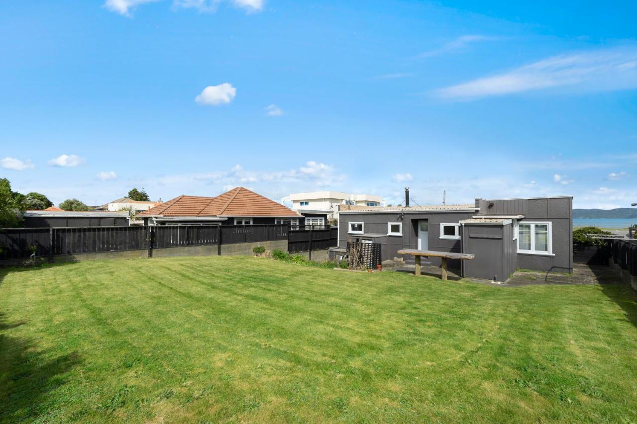 The Green Trout - Paraparaumu Beach Holiday Home Exterior photo