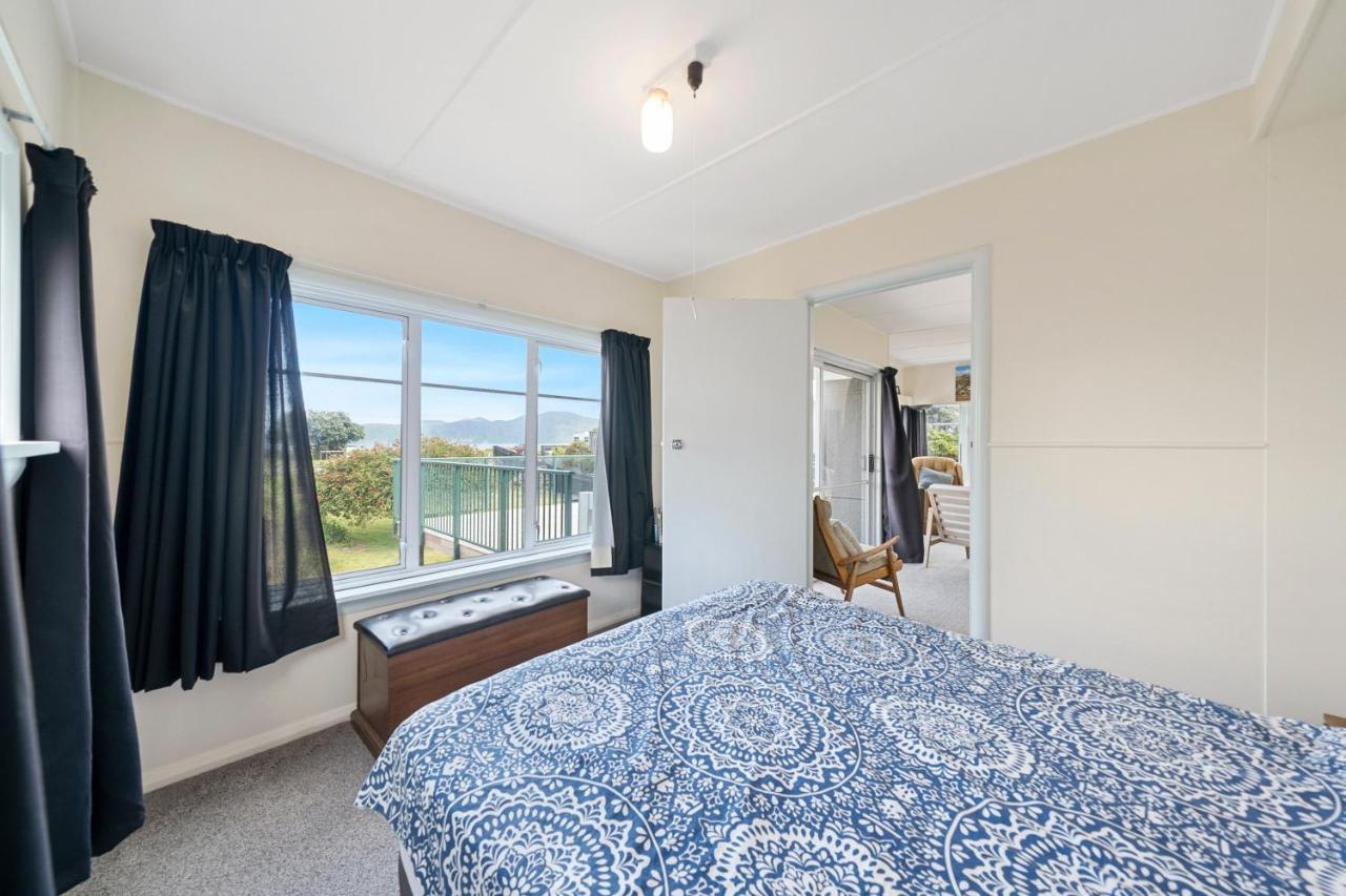 The Green Trout - Paraparaumu Beach Holiday Home Exterior photo