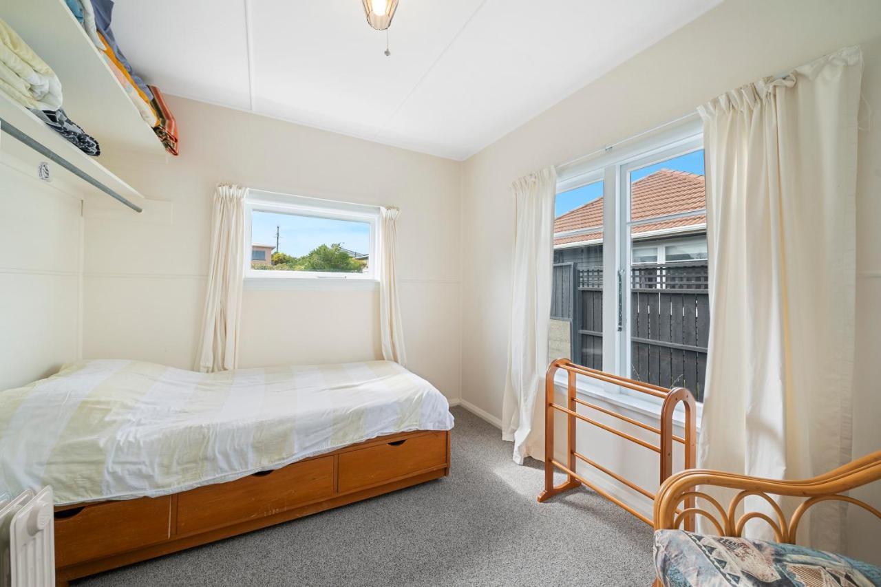The Green Trout - Paraparaumu Beach Holiday Home Exterior photo